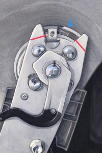 ハイエースのリクライニング加工のカットライン