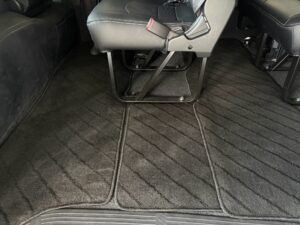 ハイエースワゴンの運転席フロアマットの実車写真