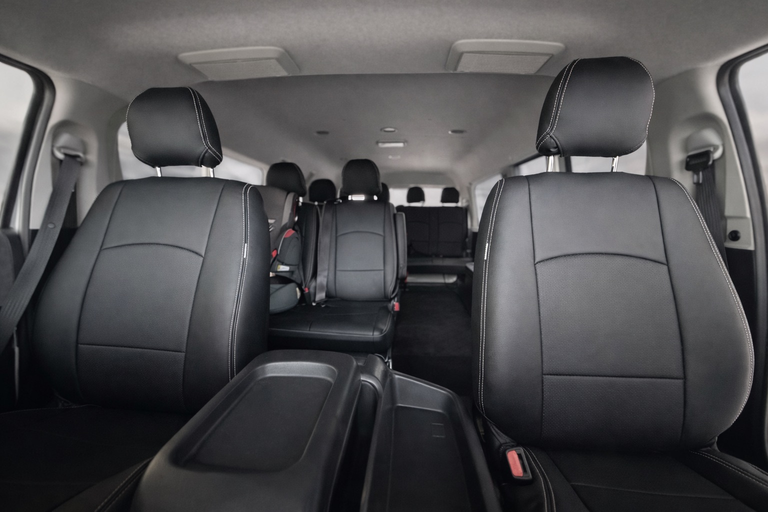 ハイエースワゴンの社外シートカバーを装着後の全景