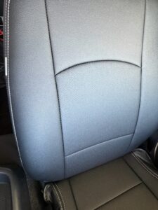 ハイエースワゴンの社外品シートカバーの装着画像。