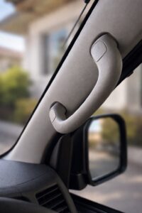 ハイエースワゴンのアシストグリップ。