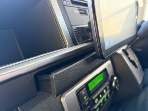 ハイエースワゴンの社外品ナビ。ドリンクホルダー写真。