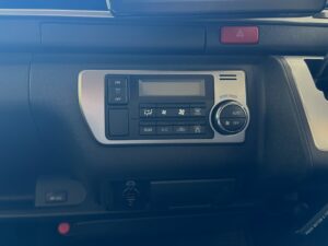 ハイエースワゴンのエアコンパネル。