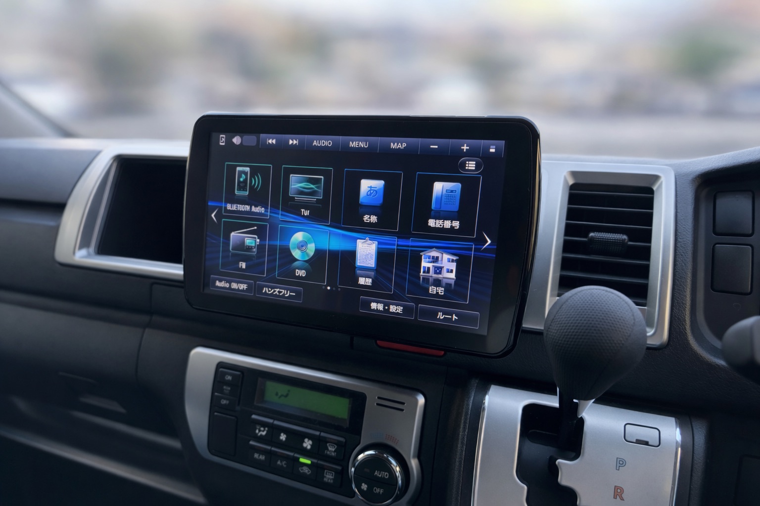 ハイエースワゴンの社外品ナビの写真。