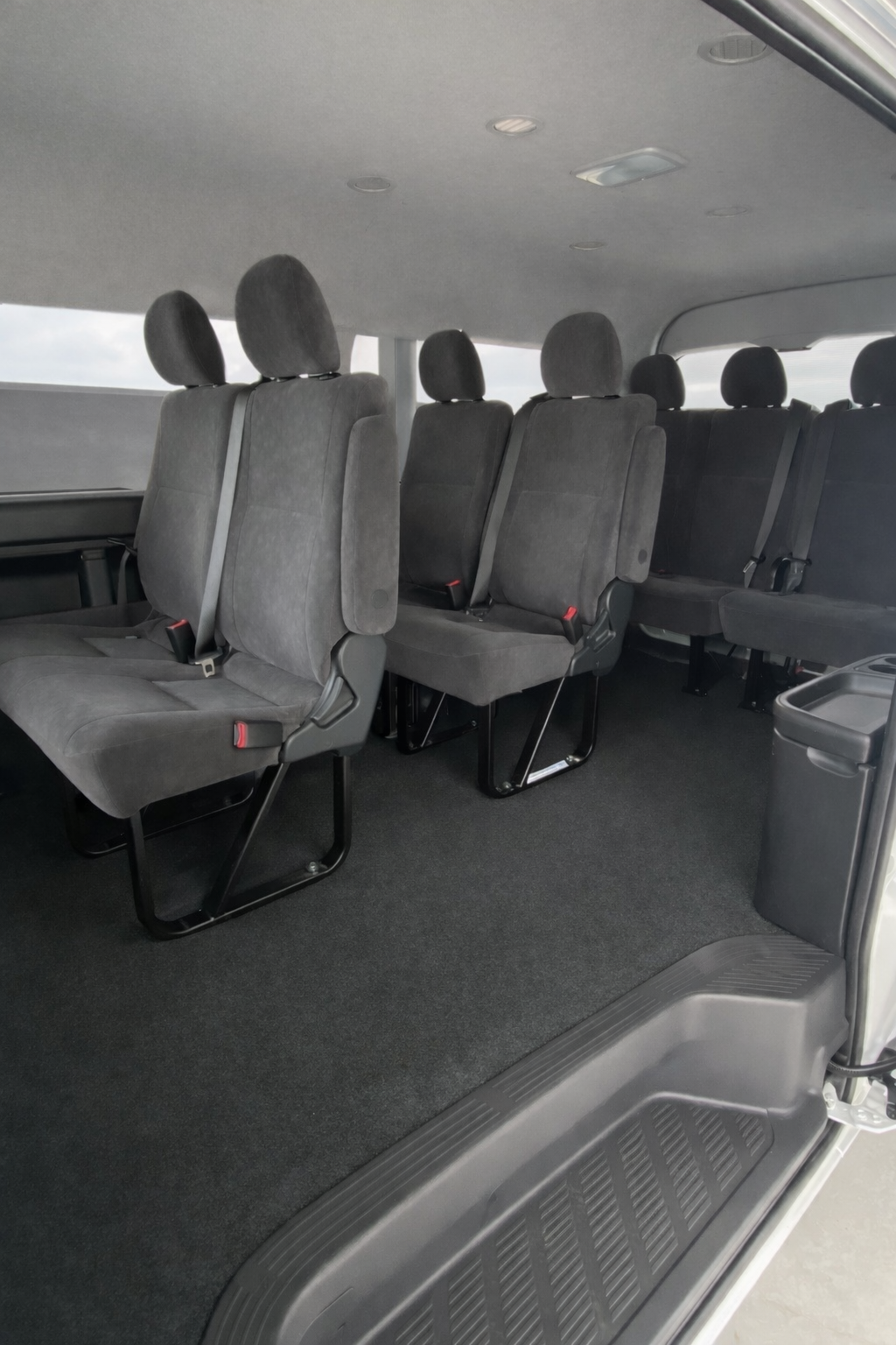 ハイエースワゴンの純正シートの画像