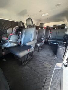 ハイエースワゴンの社外品シートカバー装着画像。