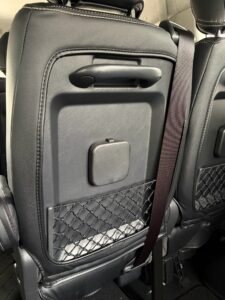 ハイエースワゴンの社外品シートカバー装着画像。