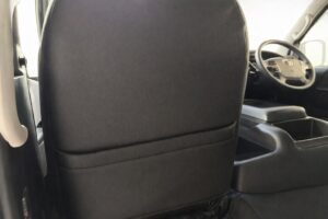 ハイエースワゴンの社外品シートカバー装着画像。