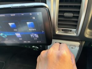 ハイエースワゴンの社外品ナビの写真。