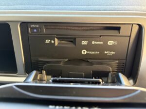 ハイエースワゴンの社外品ナビの写真。